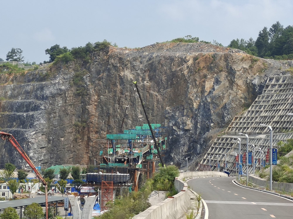 20230806655804.jpg 3 城北游客中心順層高陡邊坡.jpg